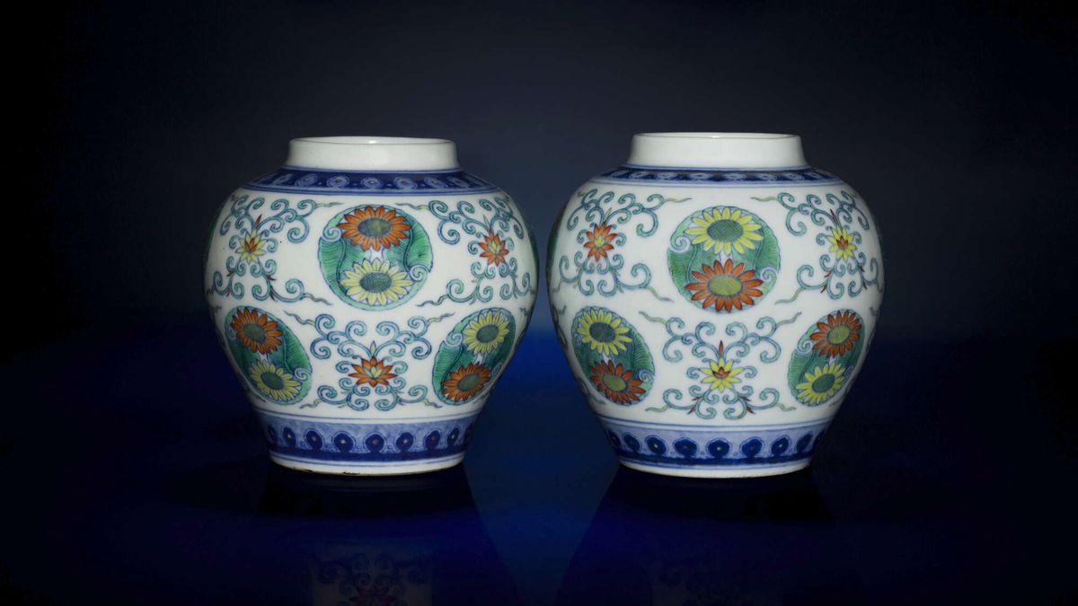 Nádoby z dynastie Čching objevené ve vetešnictví vynesly v aukci 1,6 milionu korun